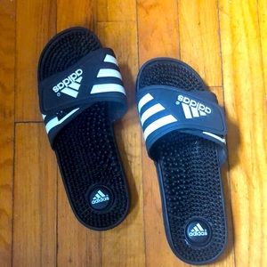 Adidas women’s size 8 slides with textured inside